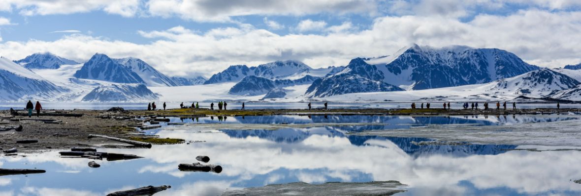 Hikers, Smeerenburg, Svalbard