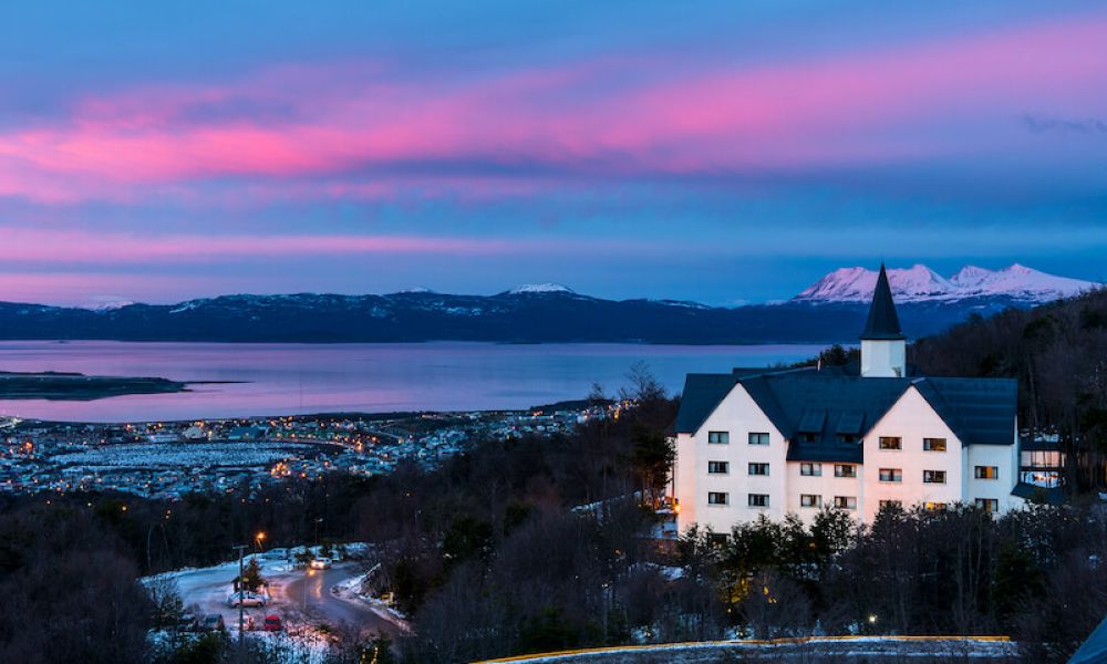 Night view of the illuminated Las Hayas Ushuaia Resort. Credits: Las Hayas Ushuaia Resort
